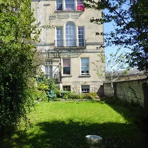 Georgian Garden Flat With Free Parking Apartment