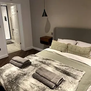 The Retreat, Luxury In With Parking Homestay